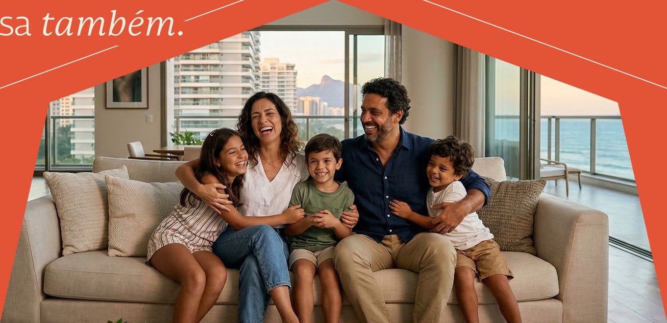 Família sorrindo no sofá de um apartamento com vista para o mar